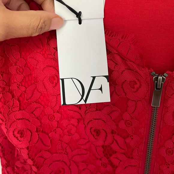 Stunning DVF Colleen Lace Dress in color Poppy / red Size 6 - Picture 4 of 6